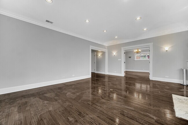 Building Photo - 1357 E Hyde Park Blvd