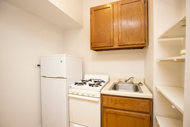 Building Photo - 2824 N Burling St