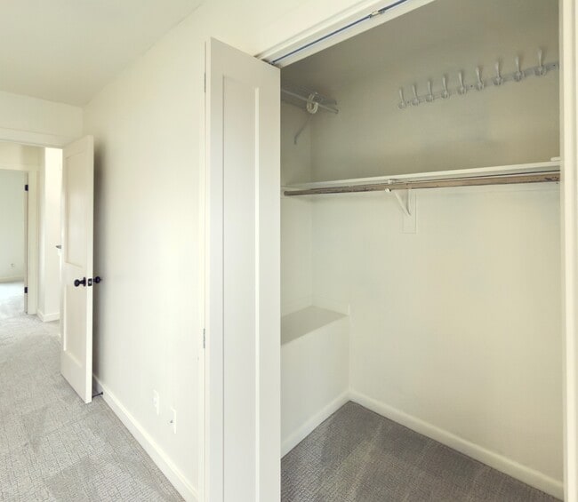 Armario del dormitorio 2 - 27 Court Dr