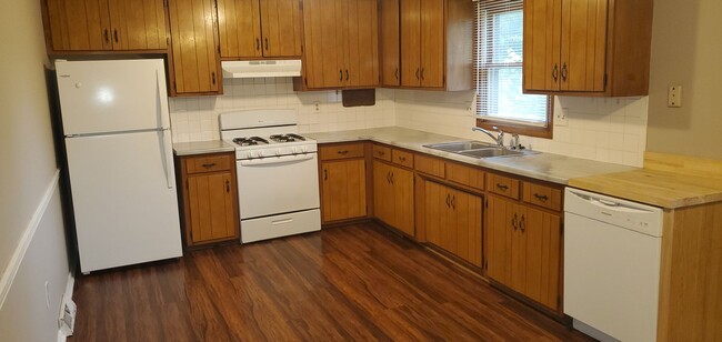 Foto del edificio - 3 bd, 1 ba house, N Columbia, new paint, f...