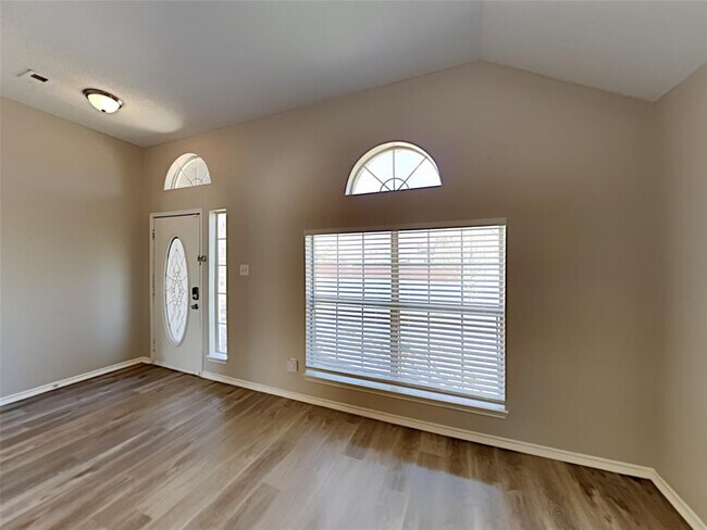 Building Photo - 800 Crooked Creek Ln