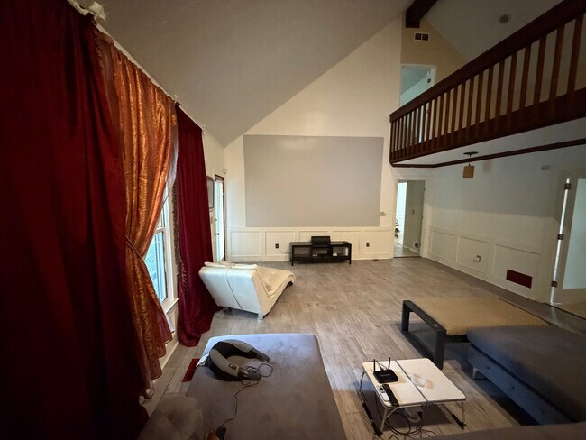 Foto del edificio - Room in House on Lilburn Stone Mountain Rd