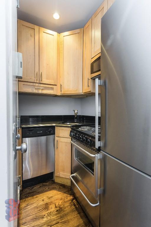 Foto del edificio - 330 E 35th St