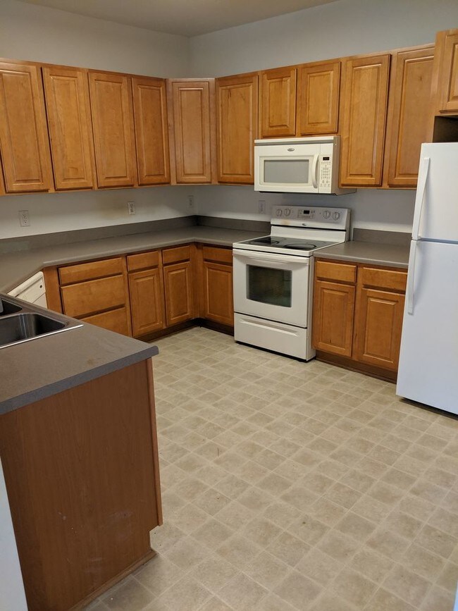 Building Photo - Spacious two bedrooms/two bathrooms condo