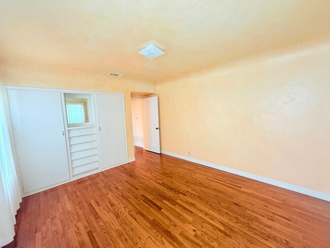 Building Photo - 619 W Cypress Ave