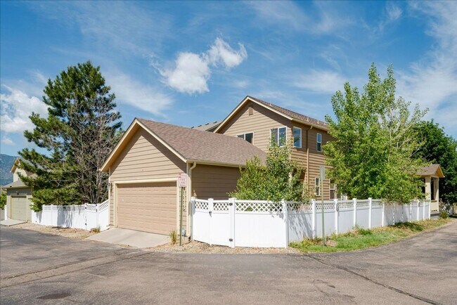 Foto del edificio - Spacious 4-Bedroom Home with Loft, Bonus Room, and Nearly 3,000 Sq. Ft. of Living Space!