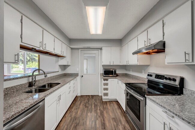 Building Photo - 15886 Griffon Ct