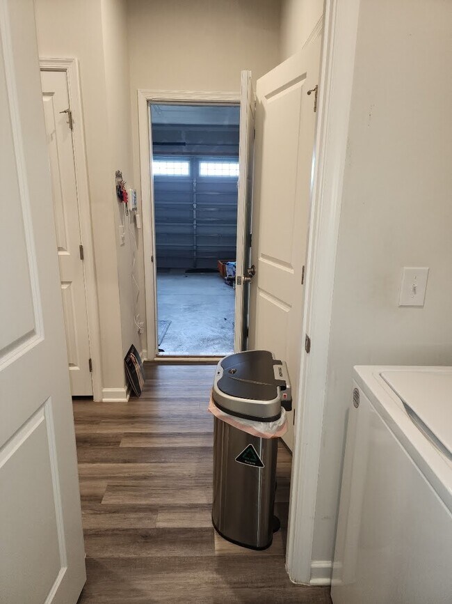 Building Photo - Gorgeous 3 bd/2.5 bath with/2 car garage