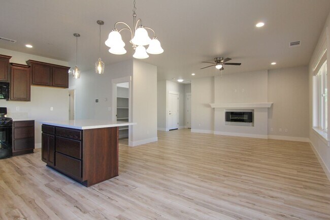 Foto del edificio - New Home for Rent in Redding CA | Solar, 2 Car Garage, Covered Patio, No Pets