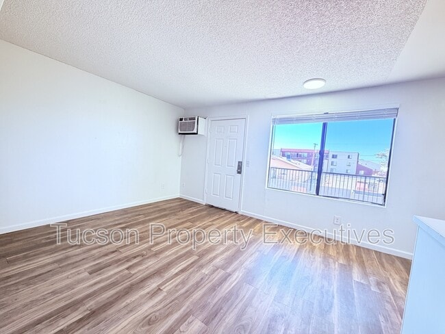 Building Photo - 3810 E Monte Vista Dr