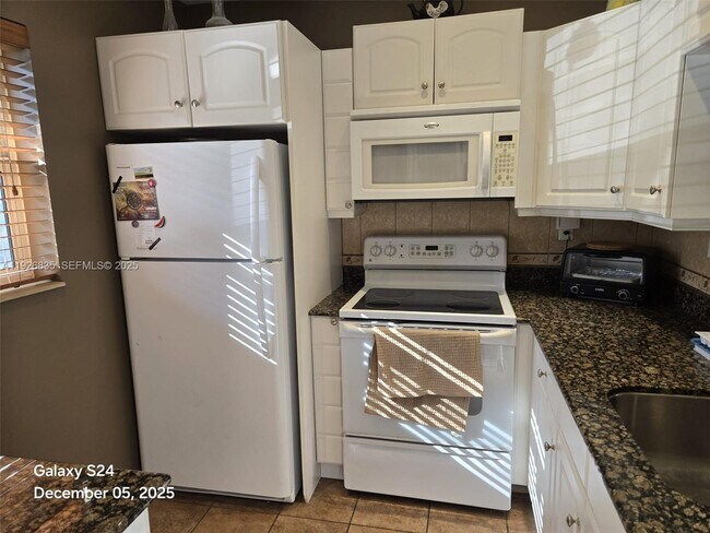 Building Photo - 5181 W Oakland Park Blvd