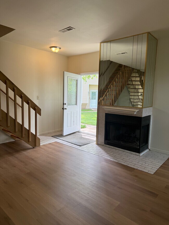 Entrada principal y chimenea - 4614 Islander Ct