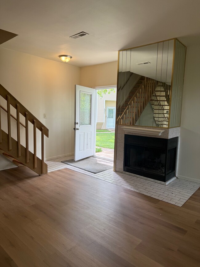 Front entrance & fireplace - 4614 Islander Ct