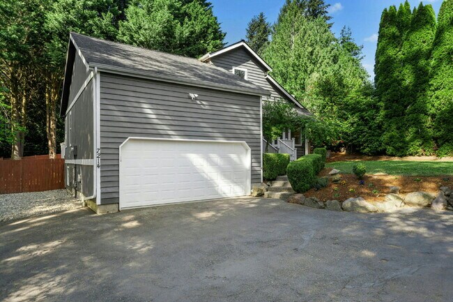 Foto del edificio - Private Kenmore Retreat | 4 Bed | 2 Bath | Beautifully Updated | Landscaping Included- Available ...