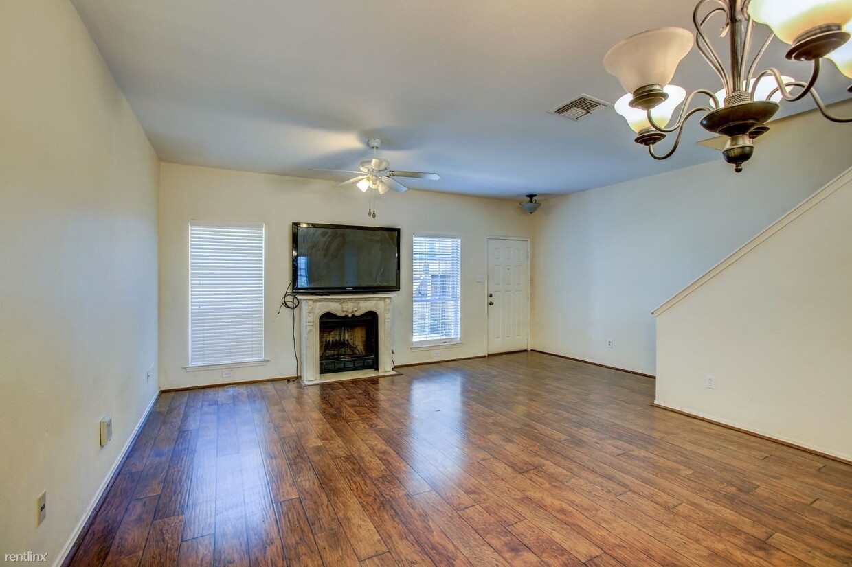 Foto principal - 2 br, 2.5 bath Townhome - 17423 Red Oak Dr...