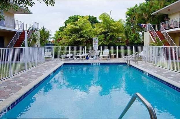 1,650 sq. ft. fenced, private backyard with huge patio... great for dogs & entertaining - 309 NE 16th St
