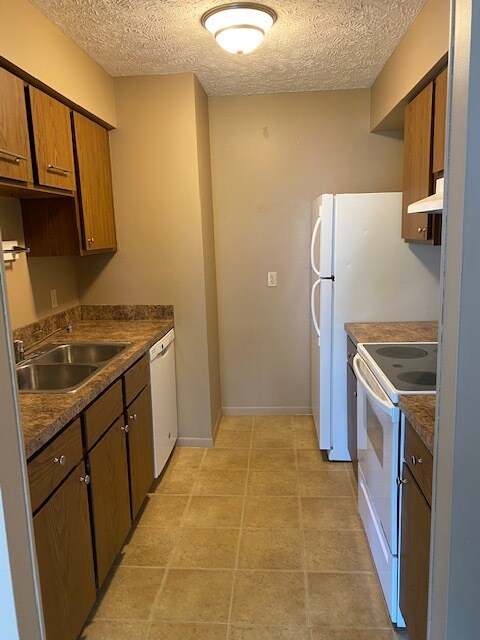 Kitchen - 3841 Silver Lake Rd