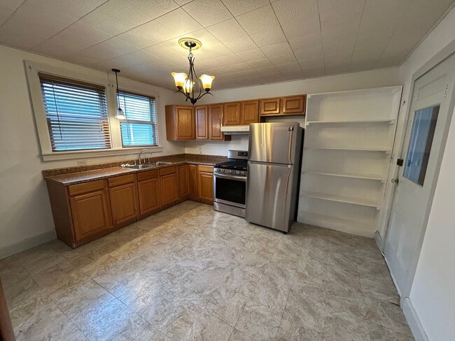 Building Photo - 3 bedroom 1 bathroom House