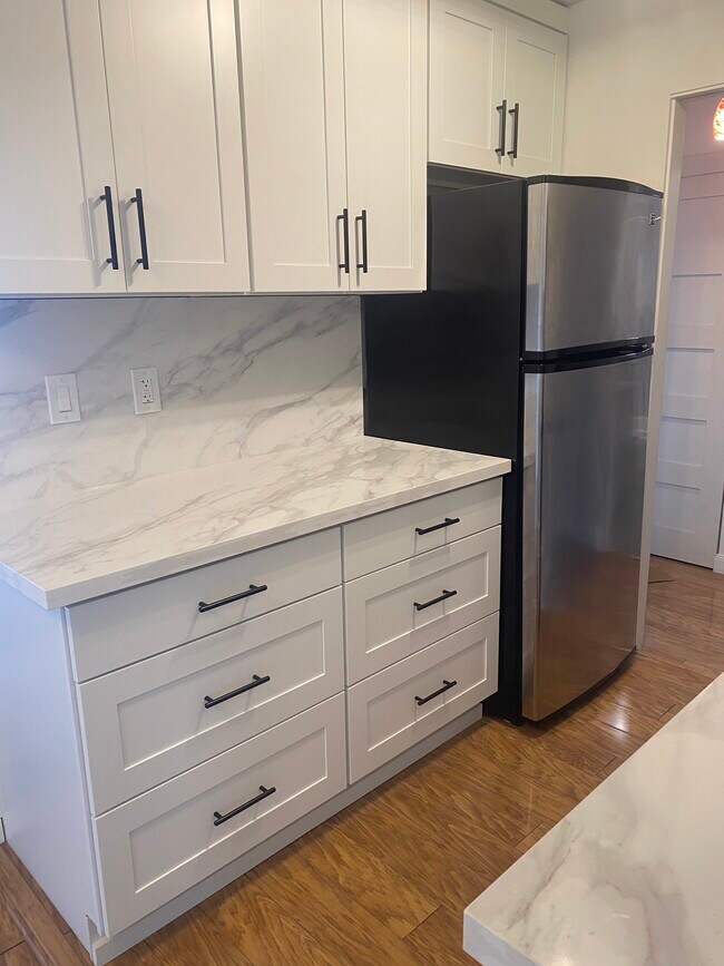 Cocina recién remodelada. - 320 Melrose Ave E