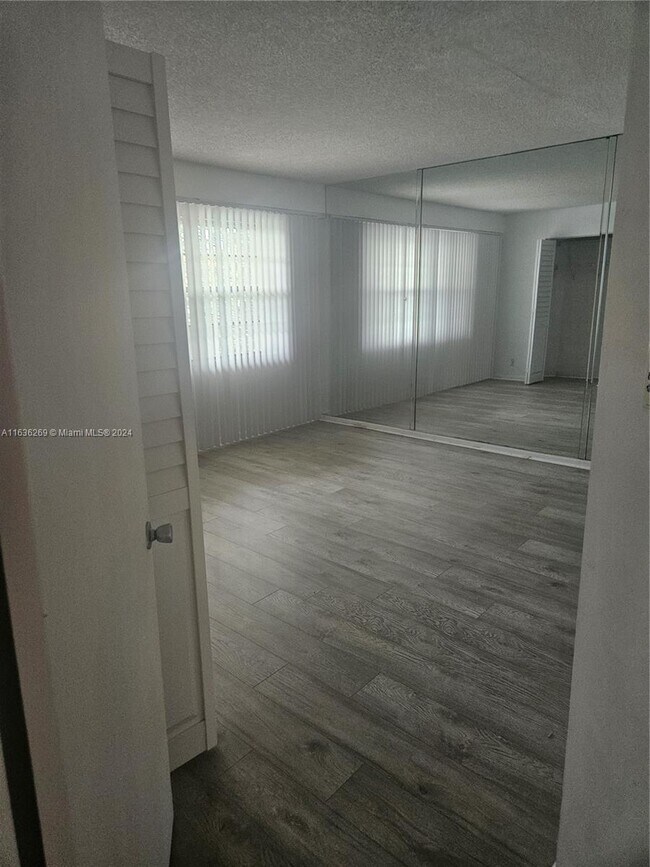 Foto del edificio - 1001 SW 128th Terrace