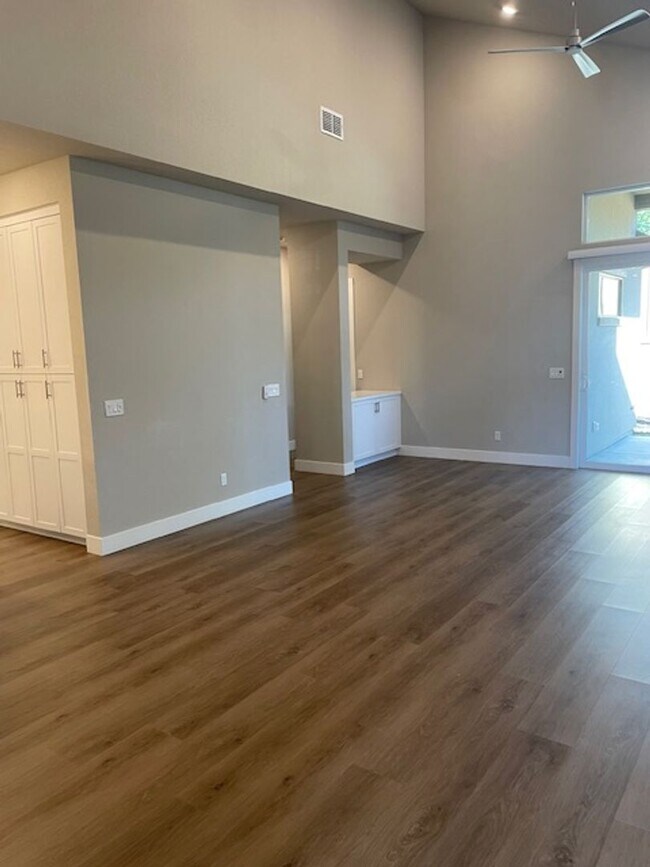 Building Photo - Serene View Road