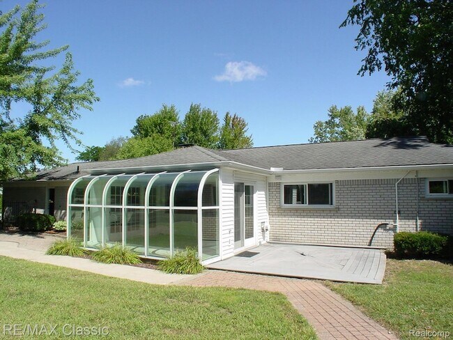 Foto del edificio - 47605 Powell Rd
