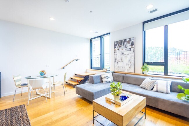 Foto del edificio - Stunning 1 BR/1 BA Top-Floor Condo in Trux...