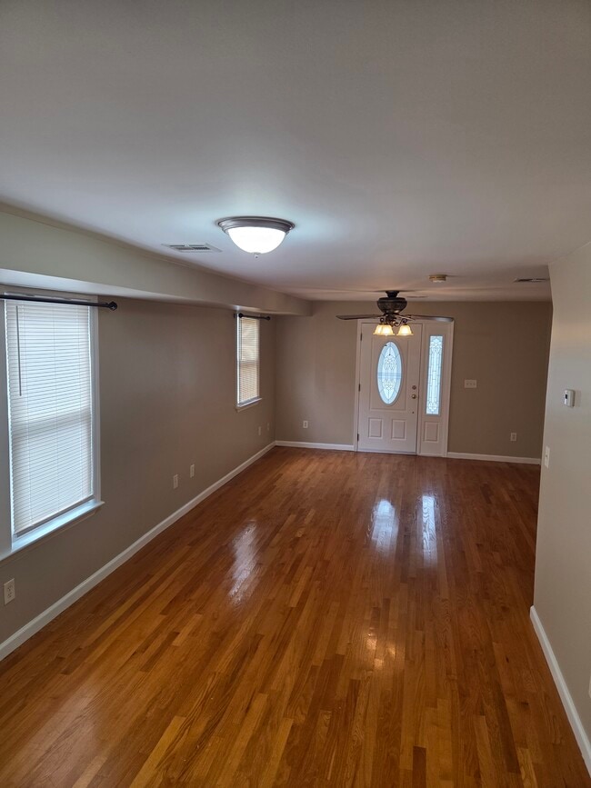 Family room - 362 Forest St