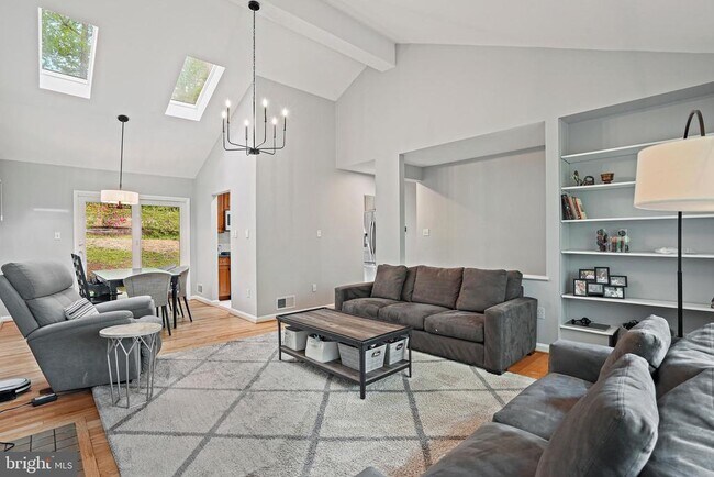 Foto del edificio - 6301 Crathie Ln