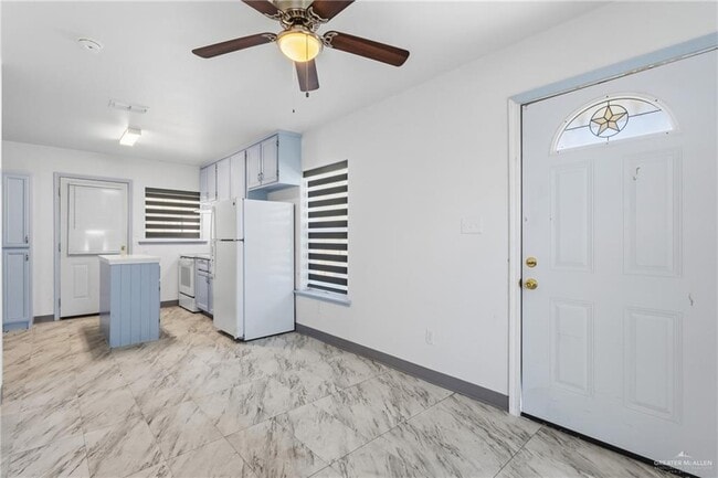 Building Photo - 14 Ash St