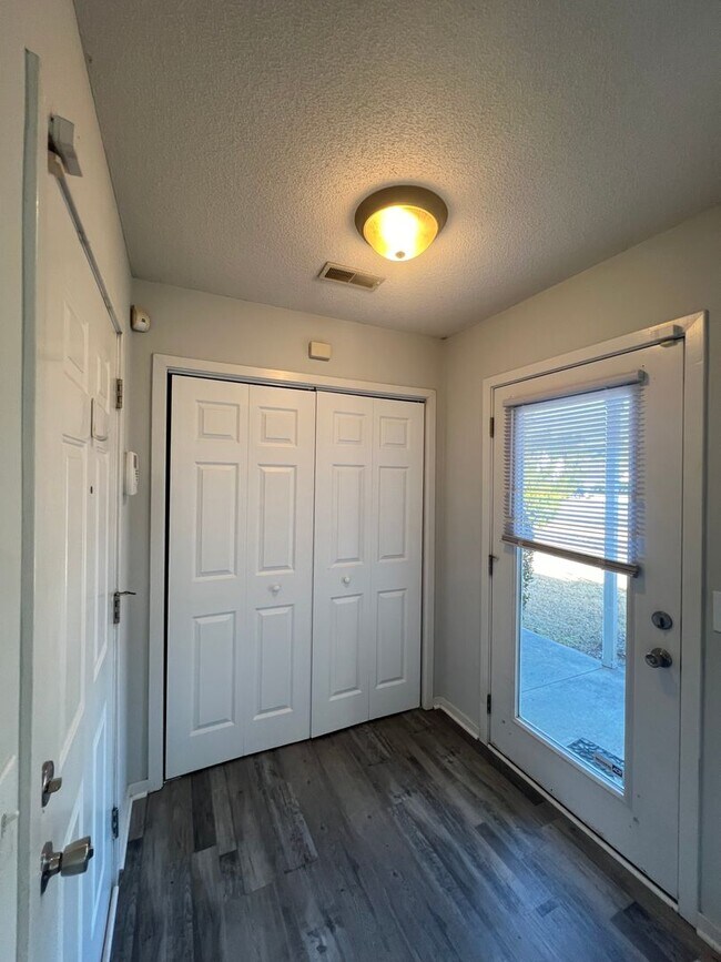 Building Photo - 3 BR/2bath/Carport/Fenced Yard/ No carpet ...