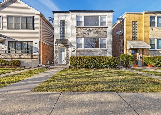 Building Photo - 7508 W Devon Ave