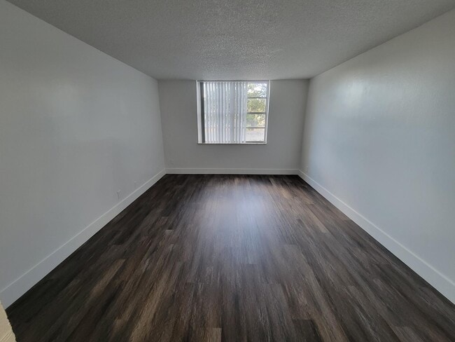 Building Photo - Landmark Towers