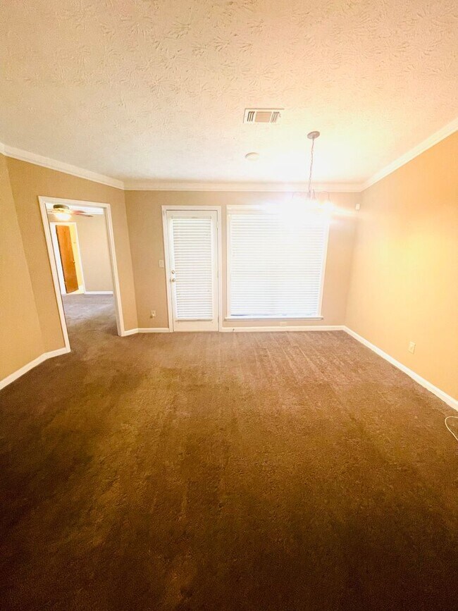 Building Photo - ** 3 bed 2 bath patio home located off Woo...