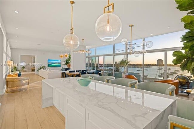 Foto del edificio - 7934 West Dr