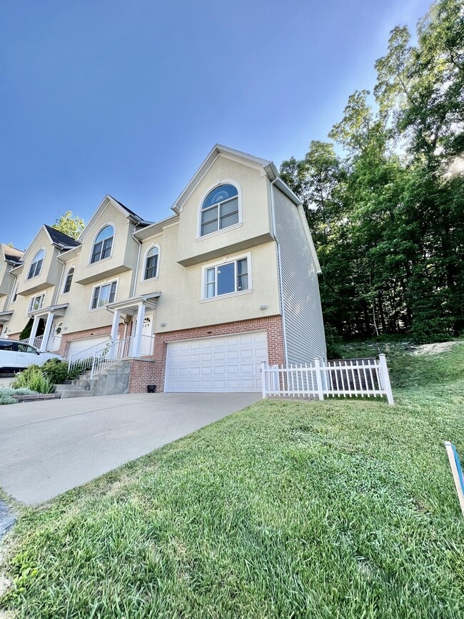 Building Photo - 229 Palisades Dr