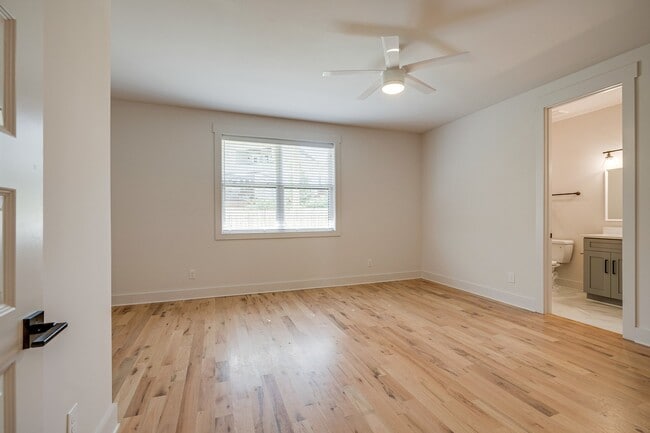 Building Photo - Stunning 4-Bedroom Nashville Home with Granite Countertops, Hardwood Floors, and Fireplace!