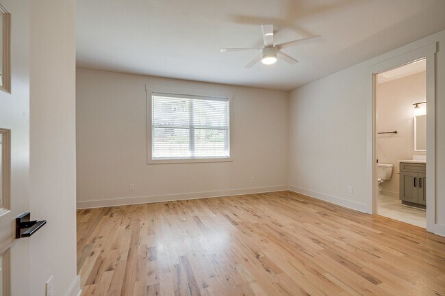 Foto del edificio - Stunning 4-Bedroom Nashville Home with Granite Countertops, Hardwood Floors, and Fireplace!