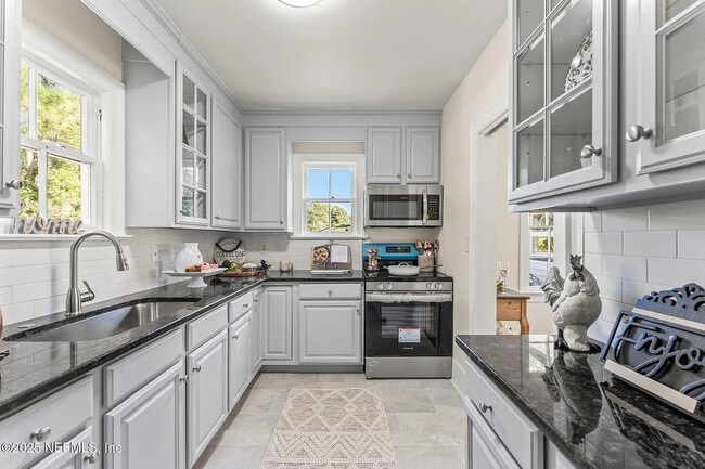 Brand new kitchen - 4744 Glenwood Ave