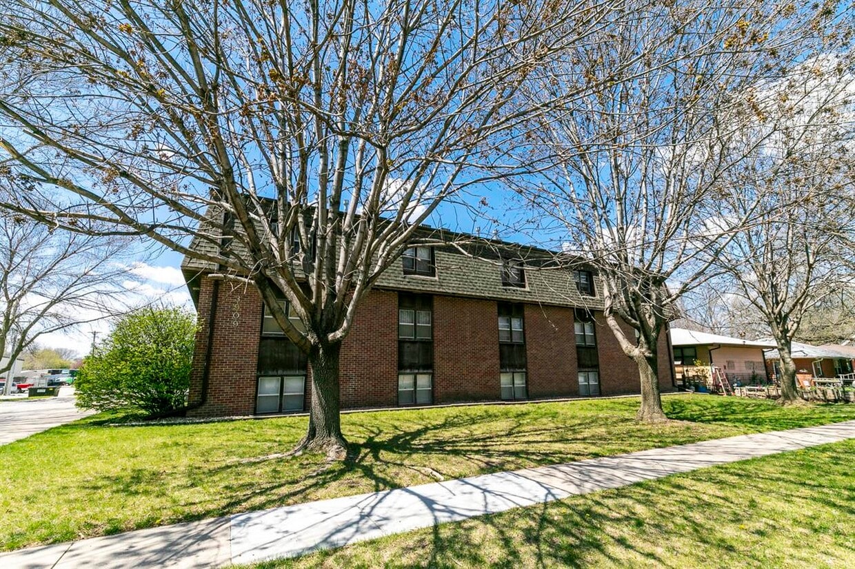 Primary Photo - 3909 N 68th St