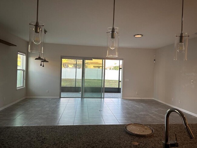 Foto del edificio - 2463 Felce Ct