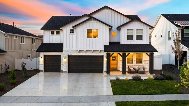 Foto del edificio - Luxurious Farmhouse Living in Dry Creek Ranch