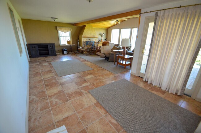 Foto del edificio - 3884 Breezy Hill Rd