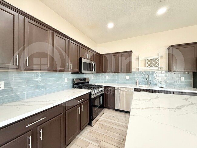Building Photo - 681 E Woodsman Pl