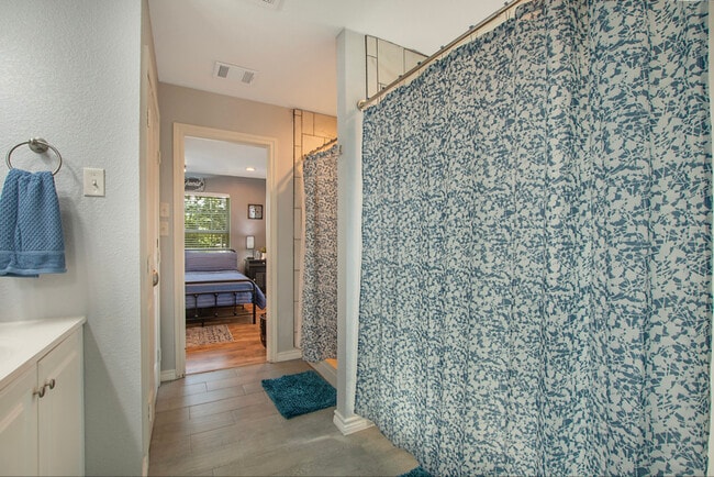 Building Photo - 958 E Allen Ave