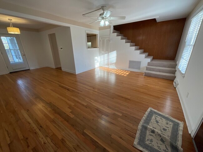 Building Photo - 1806 Rockridge Ter
