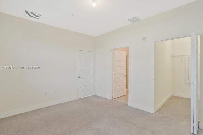Foto del edificio - 7819 NW 104th Ave
