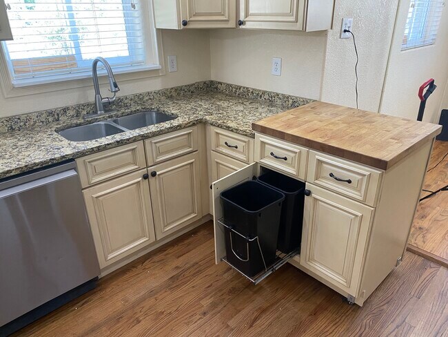 Sacador de basura de cocina - 1690 Syracuse St