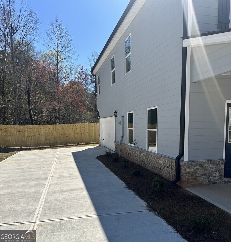 Building Photo - 160 Heard Ln