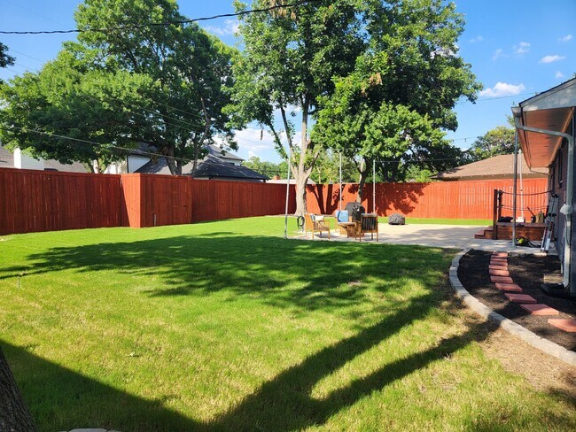 Building Photo - 3221 Latham Dr